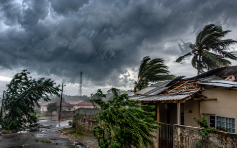 Forte vendaval com chuva intensa atinge Alto Alegre dos Parecis e causa estragos em residências