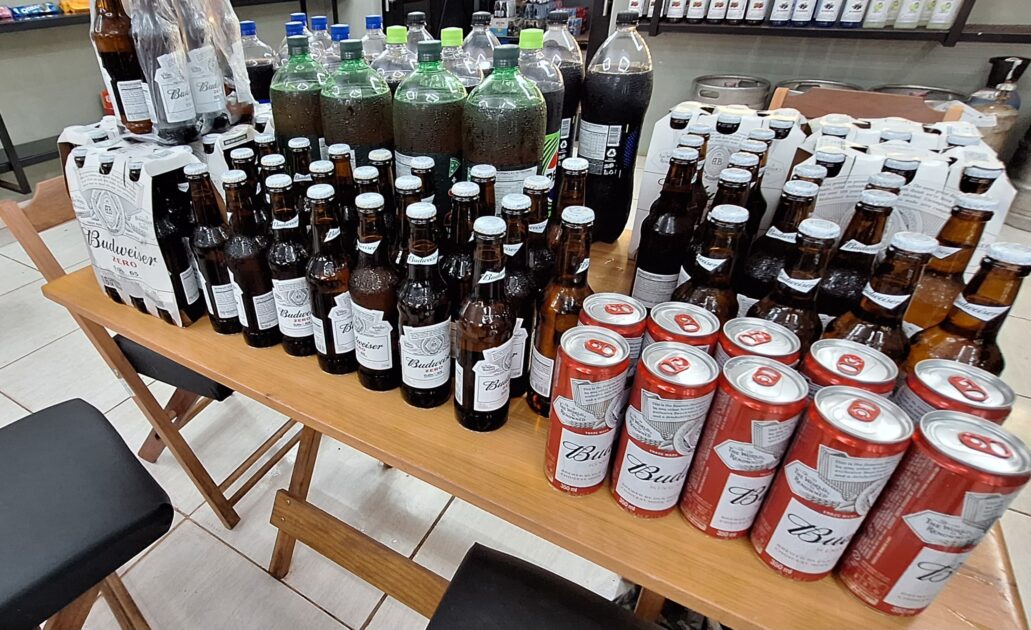 Vigilância Sanitária autua comércio de bebidas e apreende lote vencido em Rolim de Moura