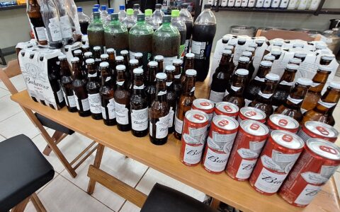Vigilância Sanitária autua comércio de bebidas e apreende lote vencido em Rolim de Moura