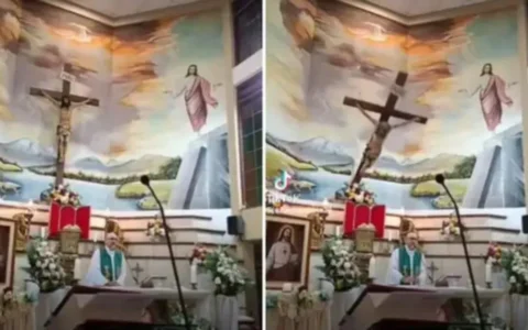 Tragédia em transmissão ao vivo: Grande cruz se desprende e mata padre durante missa