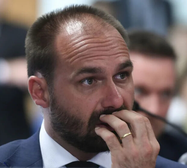 Moraes determina prisão de Eduardo Bolsonaro após trânsito em julgado e cancela passaportes