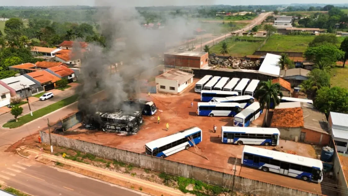 Urgente – Incêndio de grandes proporções atinge garagem de ônibus do Frigorífico Minerva em Rolim de Moura