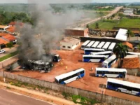 Urgente – Incêndio de grandes proporções atinge garagem de ônibus do Frigorífico Minerva em Rolim de Moura