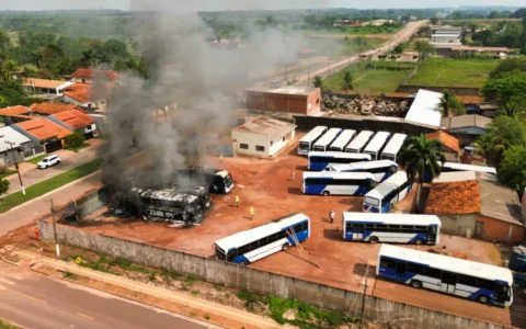 Urgente – Incêndio de grandes proporções atinge garagem de ônibus do Frigorífico Minerva em Rolim de Moura