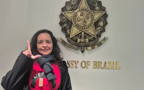 Pintora brasileira dirigiu 9 horas e foi uma das primeiras a votar em 2026