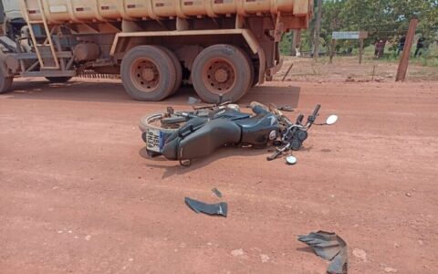 Motociclista sofre fratura na perna após colisão violenta com caminhão em Rolim de Moura